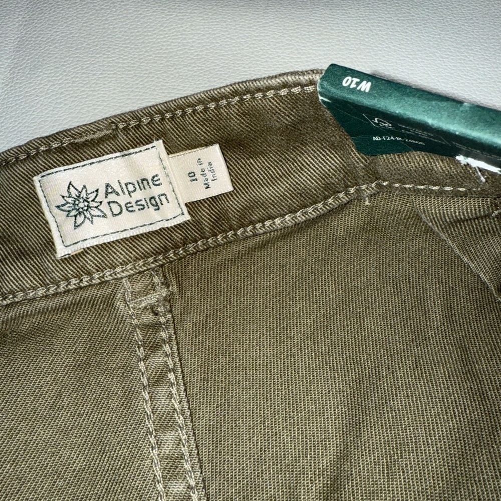 Alpine Design Womens Olive Cargo Shorts NWT Size 10 - Picture 9 of 10